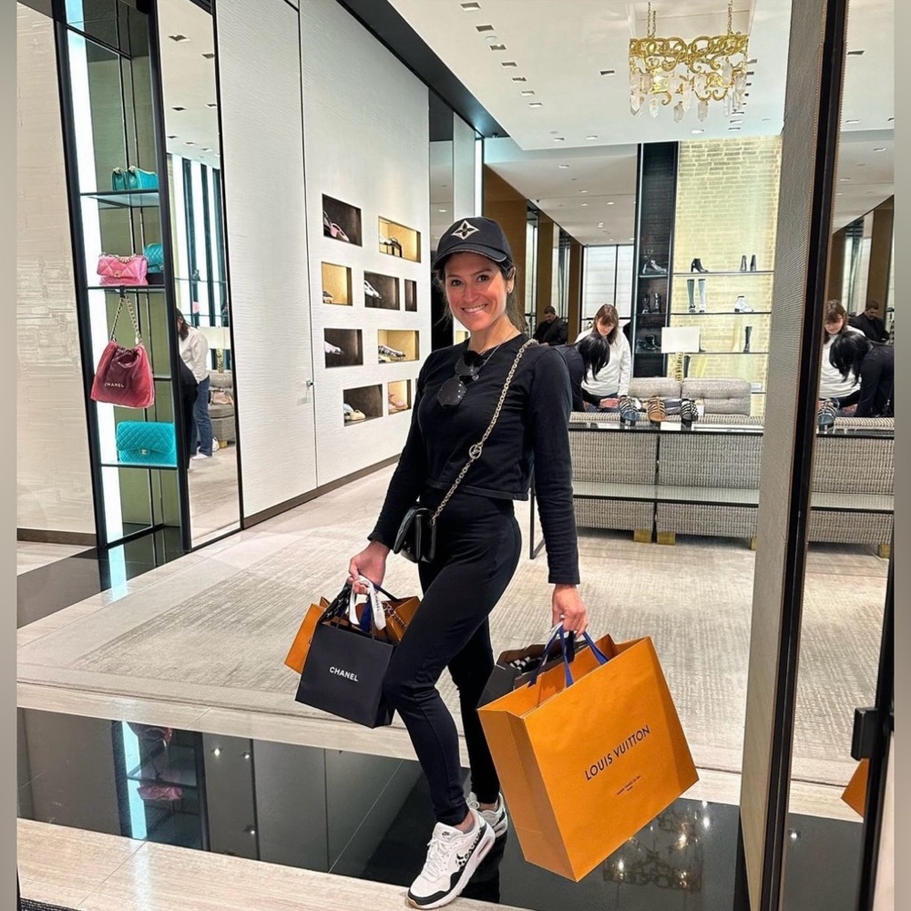 ✨LIVE LISTING✨ Low starts on authentic luxury• Come shop!!